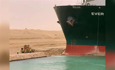 mini excavator suez canal|Tiny Bulldozer And A Giant Ship In Suez Canal Inspire Wave Of .